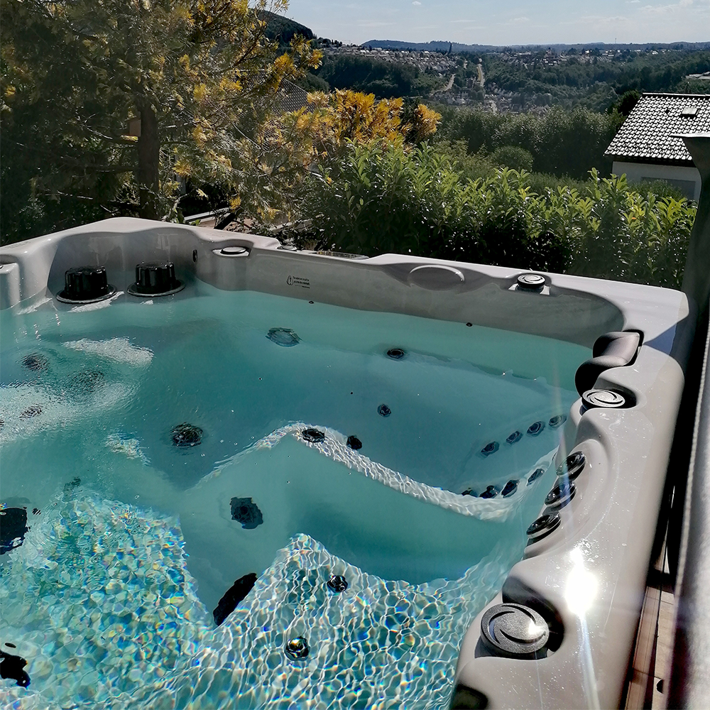 Luxuriöser Whirlpool - Wellness für Zuhause
